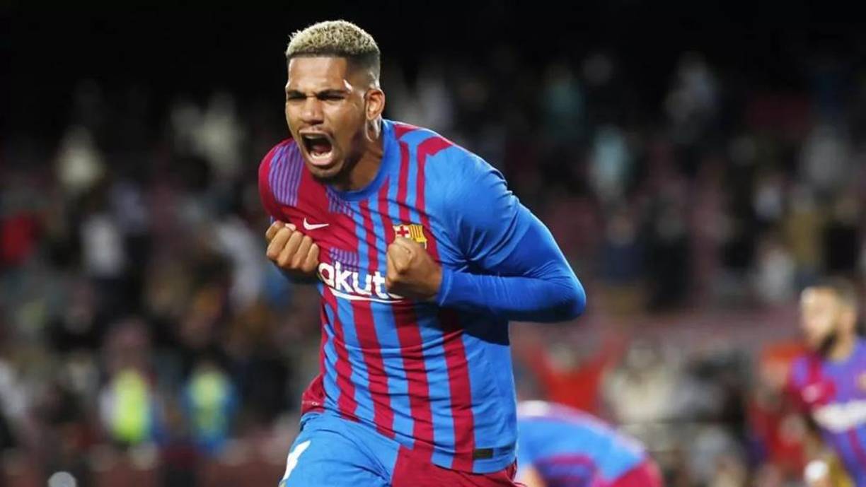 DEFENSA CENTRAL: Ronald Araújo. El uruguayo estaría por encima de Gerard Piqué.