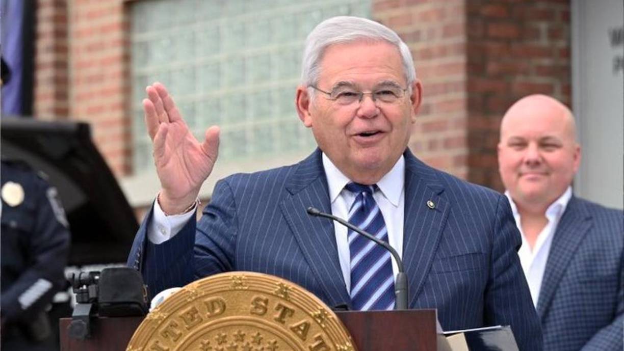 En un comunicado, Menéndez, de origen cubano, tildó las acusaciones de “infundadas” y de ataque personal contra él y su esposa Nadine Menéndez, que también fue acusada en la misma causa. “Han tergiversado el trabajo normal de una oficina del Congreso”, dijo Menéndez.