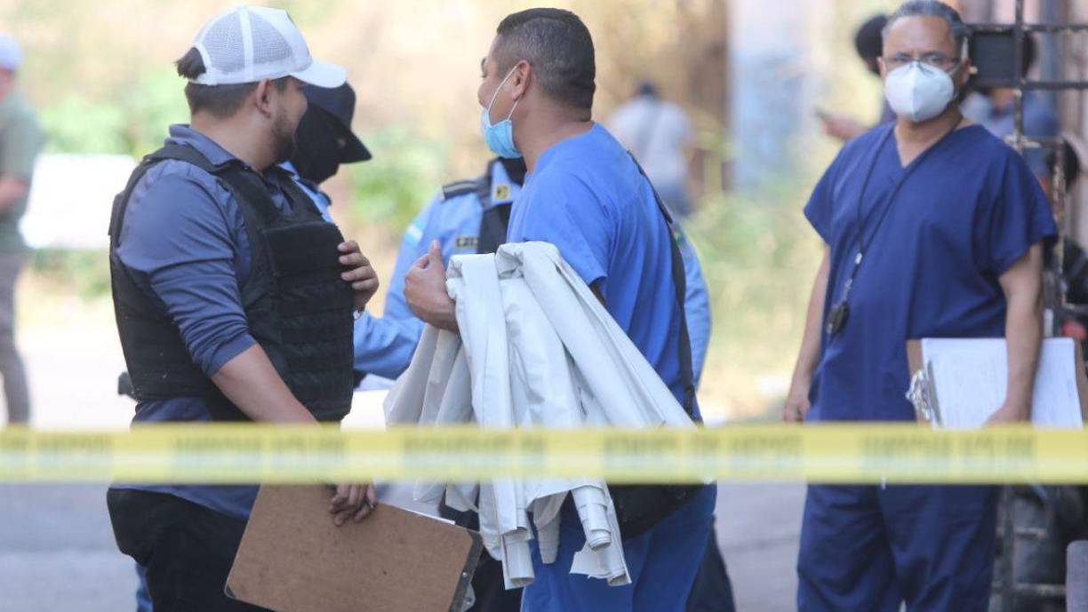 La Dirección Policial de Investigaciones (DPI), Policía Nacional y Medicina Forense llegaron hasta el lugar de los hechos para comenzar con la labor investigativa y realizar el levantamiento de los cuerpos.