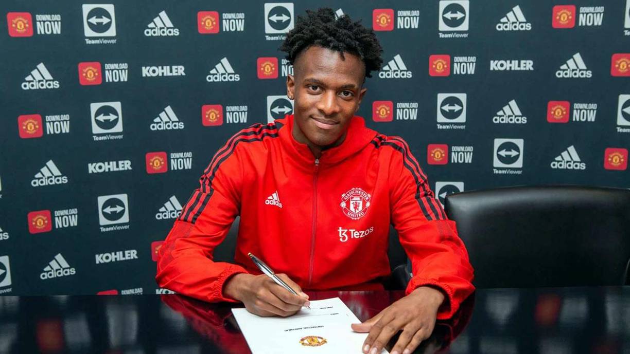 El Manchester United renovó al joven delantero francés Noam Emeran. El jugador de 19 años ha firmado contrato con el club inglés hasta 2024. Ahora se estudia una cesión que permita al ex del Amiens, frenado por varias lesiones, acumular minutos de juego en otro equipo profesional.