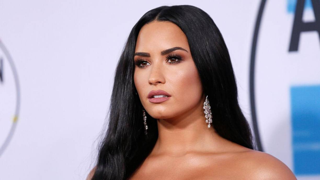 Demi Lovato ha revelado que comenzó a beber y a consumir sustancias cuando era preadolescente porque había sido “intimidada y buscaba una vía de escape”.