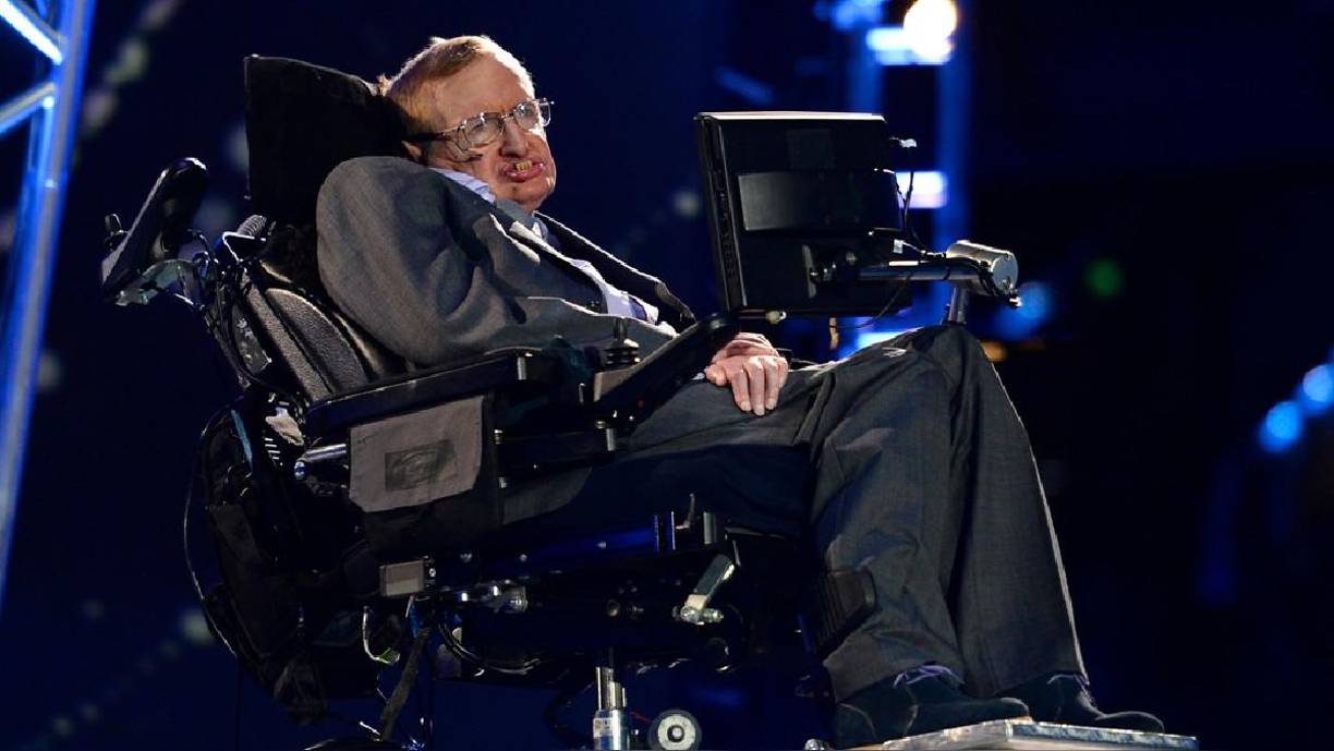 El reconocido astrofísico, Stephen Hawking, también se menciona en los documentos. En un correo electrónico que Epstein envió a su pareja Maxwell pide negar las acusaciones de que Hawking participó en una orgía con menores de edad.