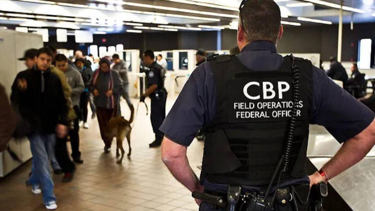 En contradicción a lo que el expresidente Donald Trump ha dicho en su campaña, él liberó a más del doble de migrantes criminales convictos en Estados Unidos que el del presidente Joe Biden, e incentivó la llegada de más de estos delincuentes, según un análisis de datos oficiales a cargo del conservador Instituto Cato.