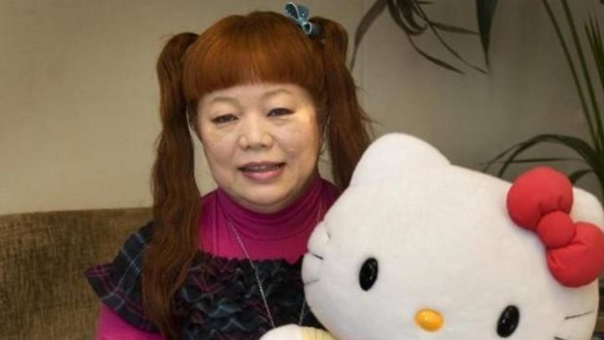 La biografía del personaje refiere que tiene muchos amigos con los que vive aventuras y que sus hobbies oficiales: “viajar, escuchar música, leer, comer deliciosas galletas que hornea su hermana Mimmy y, lo mejor de todo, hacer nuevos amigos. Como siempre dice Hello Kitty, nunca se tienen demasiados amigos”.