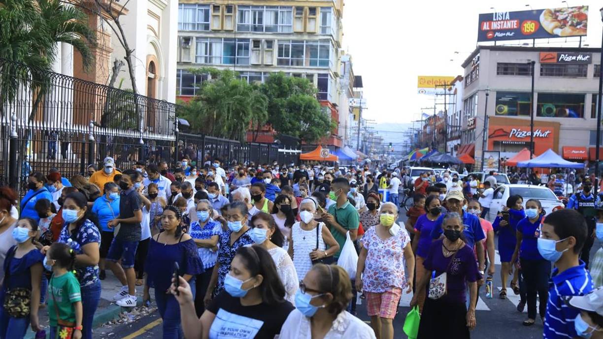 Fieles sampedranos participan en la procesión del Santo Entierro que salió de la Catedral de San Pedro Sula para recorrer algunas calles del centro de la ciudad.