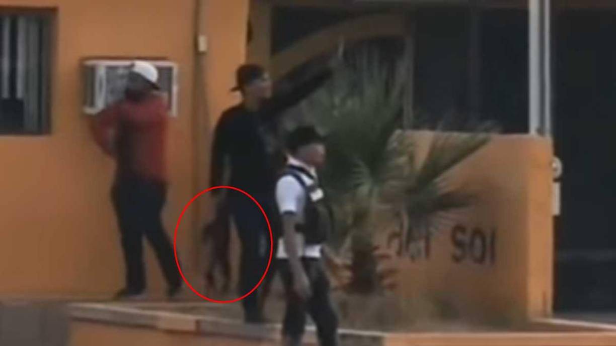 Detalló que los más de 60 pistoleros ligados a “Los Chapitos” rodearon a 15 soldados, una vez que los militares habían arrestado a “El Duranguillo” y a un cómplice en un operativo realizado en un cruce denominado Tres Puntos, que conecta a Altar con Santa Ana, Caborca y Nogales.