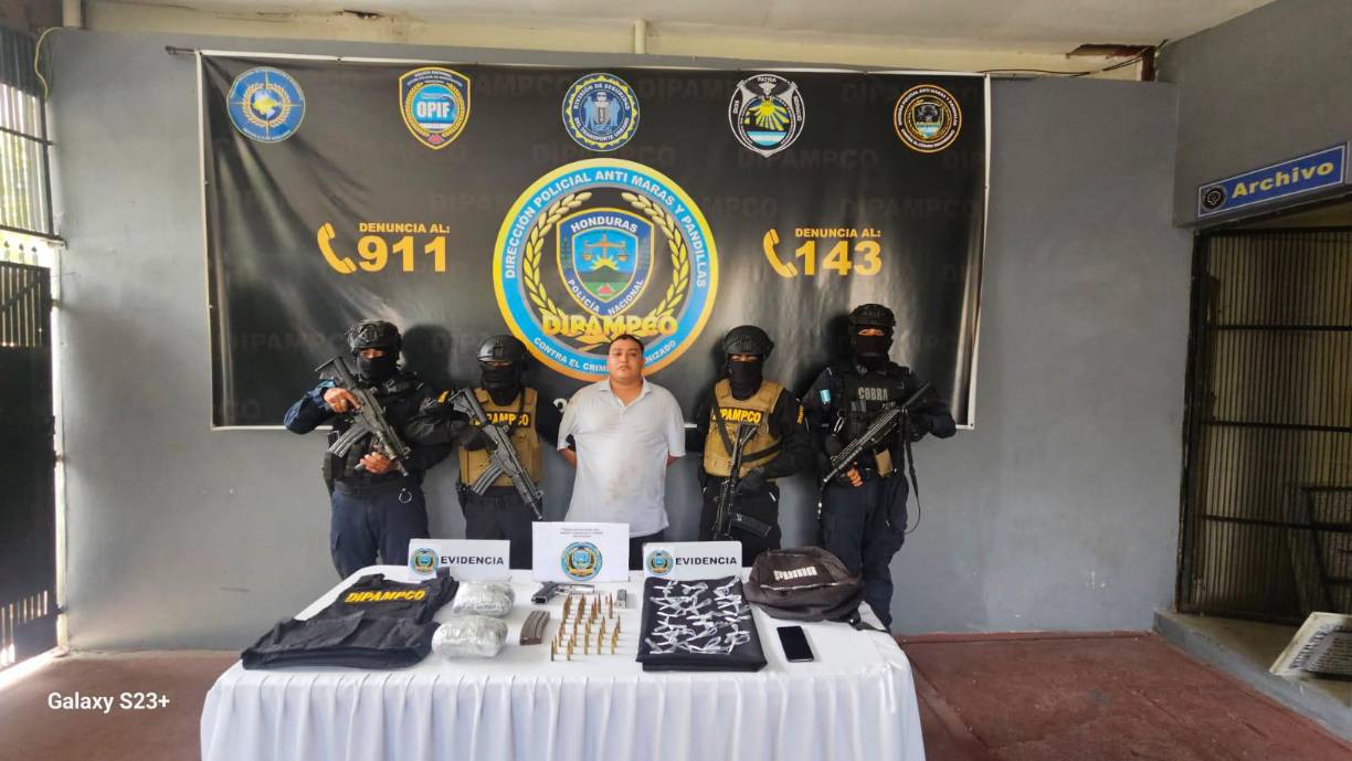 Los agentes decomisaron un arma de fuego con su respectivo cargador y proyectiles.