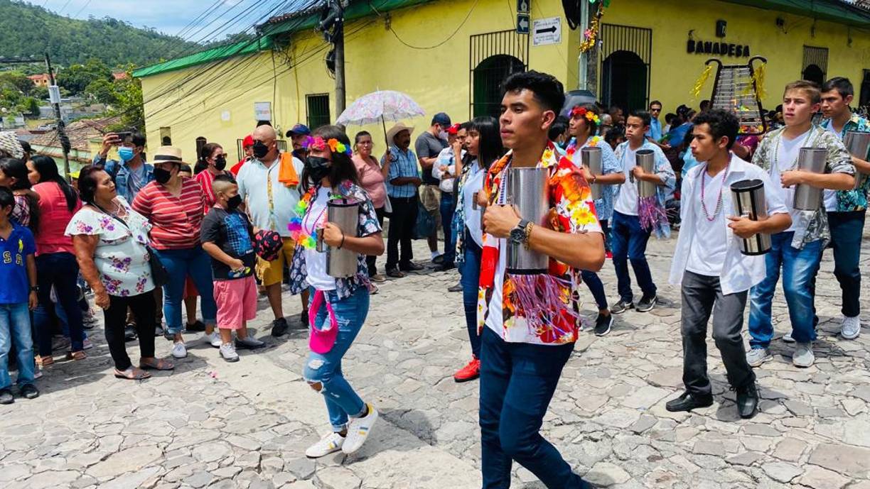 Bandas de guerras, exhibiciones de arte, prácticas para niños, feria gastronómica y una exhibición de motos, son las actividades que se realizaron en dicho evento.