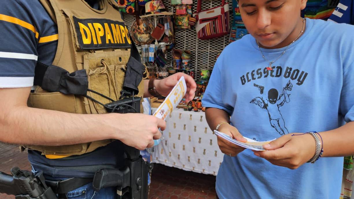 Uno de los jóvenes que recibió información sobre la línea 143.