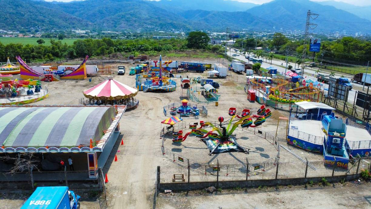 Vista panorámica donde se encuentran instalados los juegos mecánicos a la par del estadio Olímpico Metropolitano de San Pedro Sula.