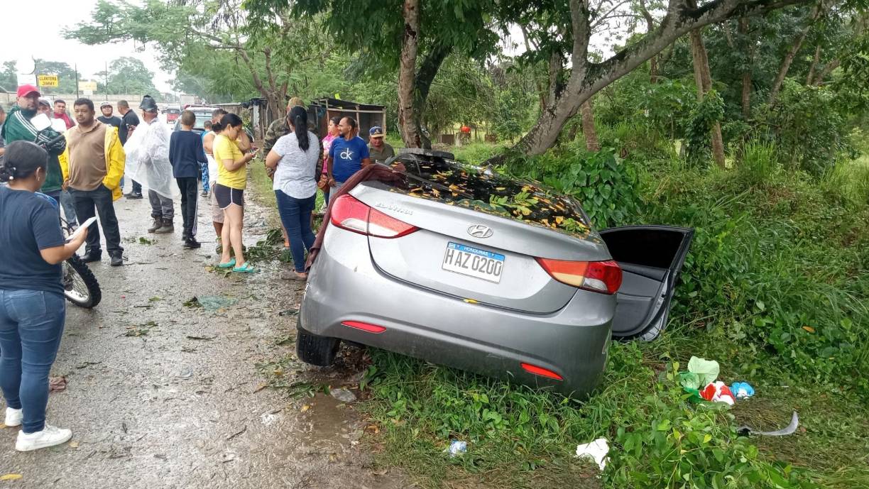 Las autoridades investigan el caso ya que en el carro habían botellas de cervezas, las cuales quedaron dispersas por todo el alrededor.