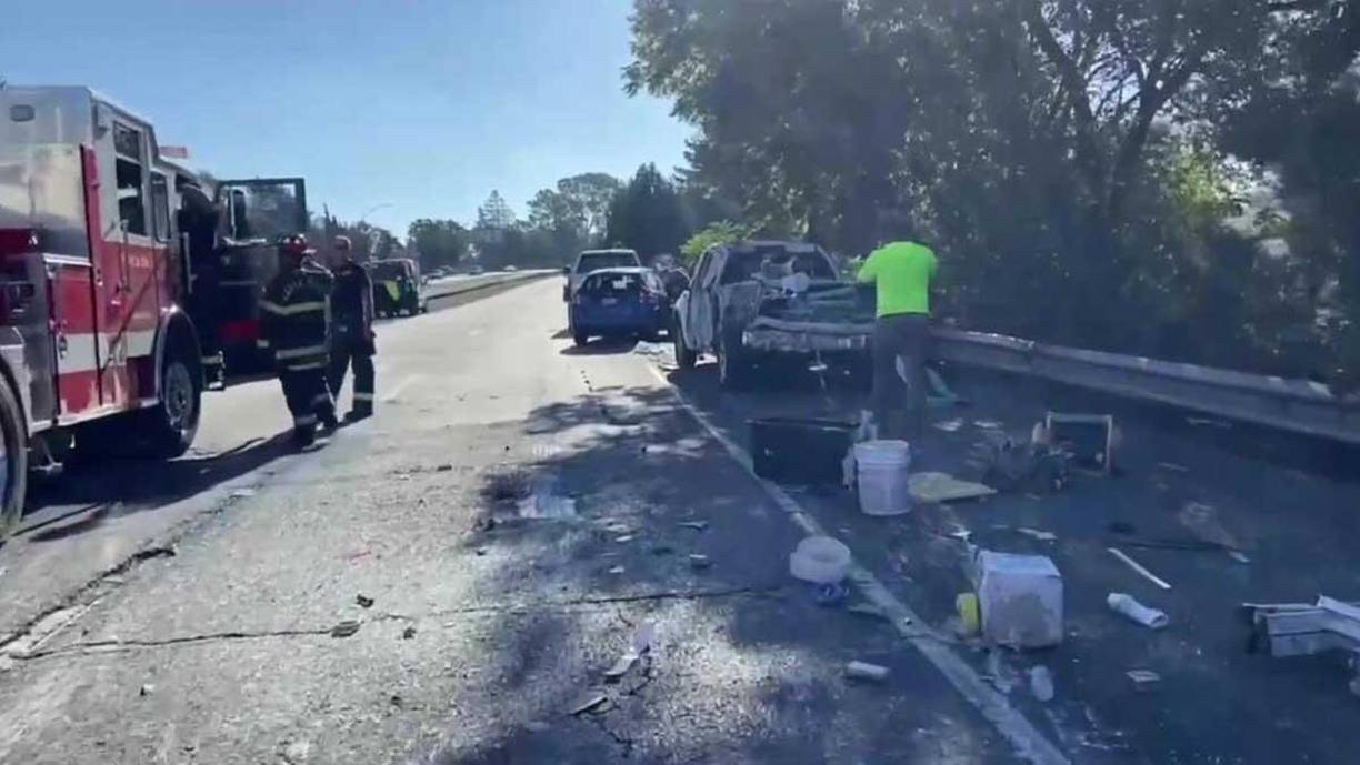 Según el reporte, un conductor en un camión de reparto de Safeway que iba a una velocidad de 50 a 55 millas por hora (mph) “no se dio cuenta del tráfico más lento” y golpeó el Nissan por detrás cerca de Dutton Avenue.