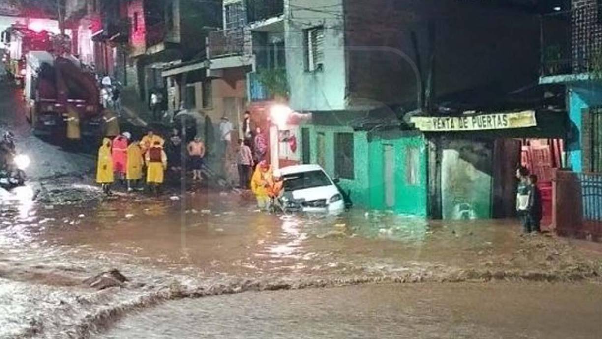 Una mujer quedó atrapada con su vehículo en calle frente al Hospital Escuela.