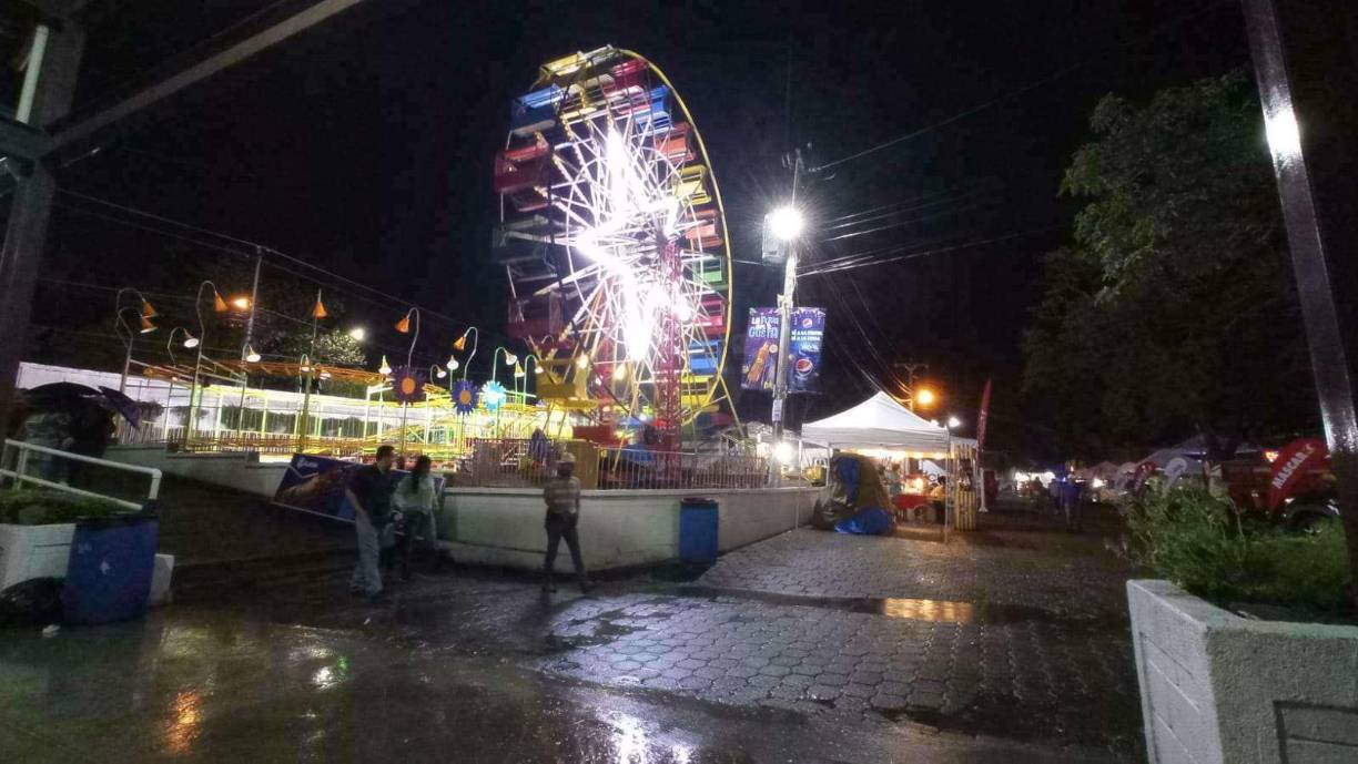  Juegos mecánicos como la rueda de Chicago y el tradicional gusanito también son parte de las atracciones del Agas.