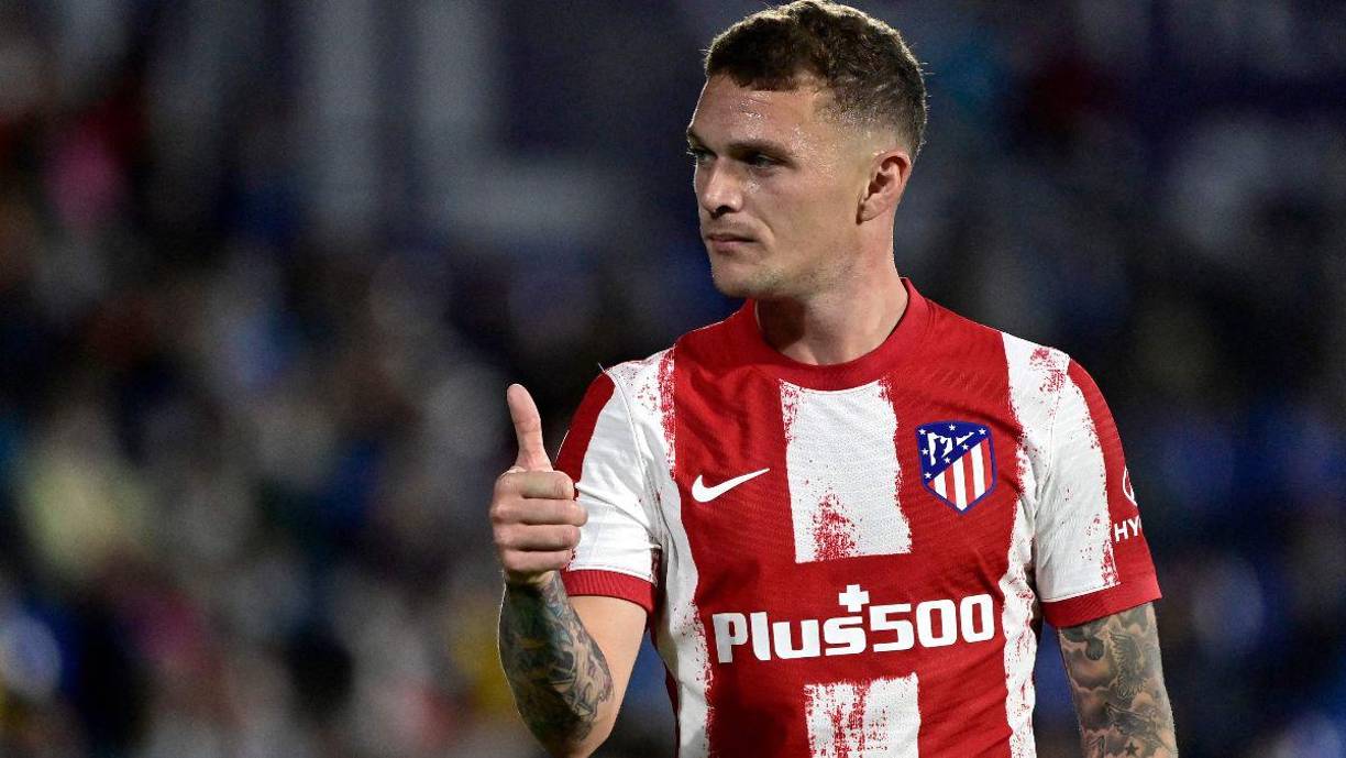 Kieran Trippier llegó este miércoles a las instalaciones del Newcastle United, club con el que está cerca de firmar, para pasar la revisión médica. El lateral del Atlético de Madrid fichará por las ‘Urracas’, convirtiéndose en la primera incorporación de los nuevos mandatarios saudíes del equipo, una vez pase el proceso médico y el Newcastle desembolse los 13 millones de libras (14 millones de euros) al club rojiblanco.
