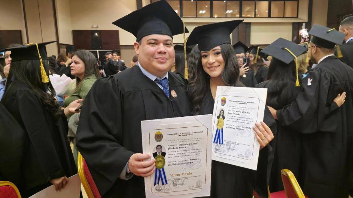 Machado junto a la nueva licenciada Fernanda Sosa fueron parte de los actos en los que la Unah entregó al país 368 nuevos profesionales. De estos, 198 recibieron distinciones honoríficas como estudiantes destacados.