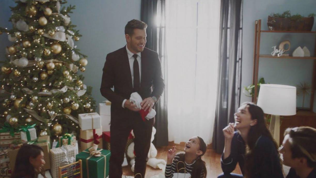 <b>2 - “It’s Beginning to Look a Lot like Christmas” – Michael Bublé</b>Esta canción del 2011 interpretada por el canadiense es un infaltable en las playlists de Navidad. Otro de los éxitos de Bublé es “Holly Jolly Christmas”, siendo el único artista que cuenta con dos temas navideños que siempre se ubican en los primeros 15 puestos de los rankings a nivel mundial. El éxito es original de Perry Como y las Fontane Sisters con Mitchell Ayres &amp; su Orquesta del año 1951.
