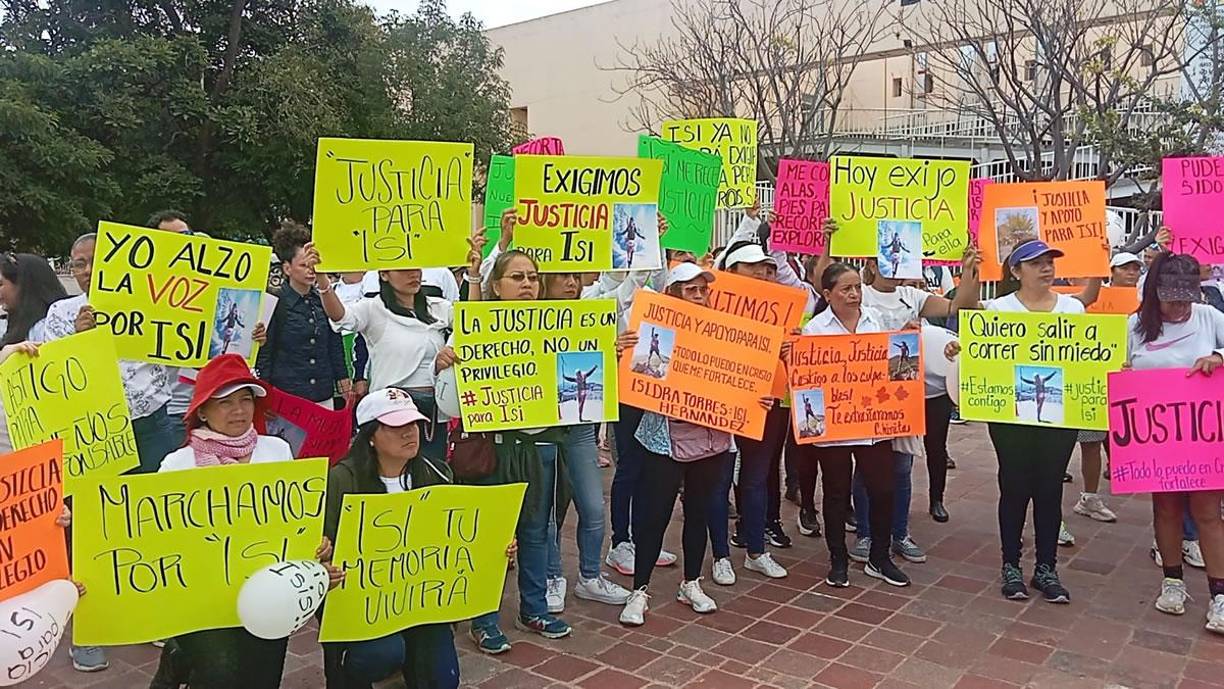 Familia, amigos y la comunidad de atletas de Oaxaca se manifiestan para exigir justicia para Isidra Torres Hernández, quien murió tras sufrir el ataque de unos perros.