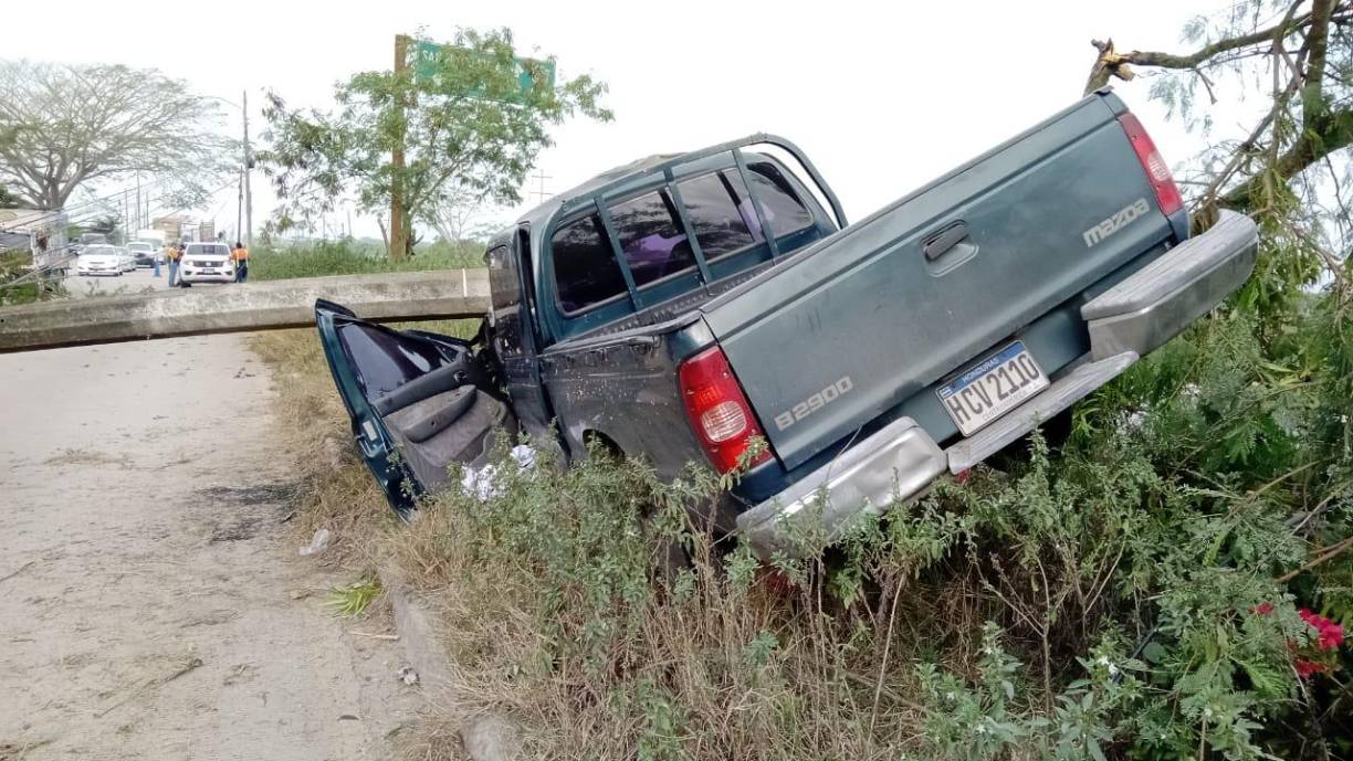 El automotor en el que se conducía el galeno es un pick-up, el cual quedó casi destruido tras el brutal choque. 