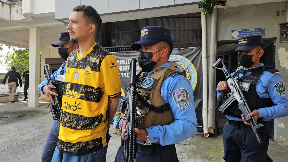 Después de varios días de búsqueda, agentes de la Dirección Policial Anti Maras y Pandillas Contra el Crimen Organizado (Dipampco) capturaron a un supuesto cabecilla de la pandilla 18 en San Pedro Sula. 