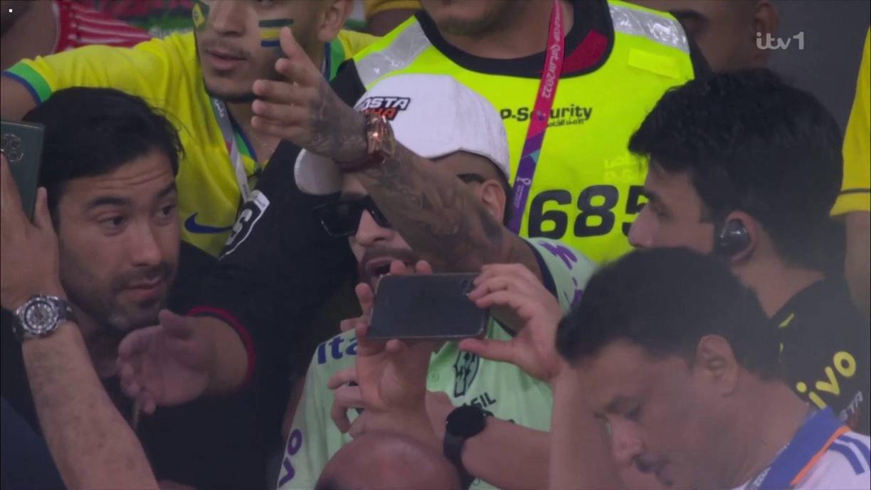 Eigon Oliver es el personaje que causó revuelo por su parecido con Neymar. El chico estuvo en las graderías y más de alguno pensó que se trataba del propio “Ney”.