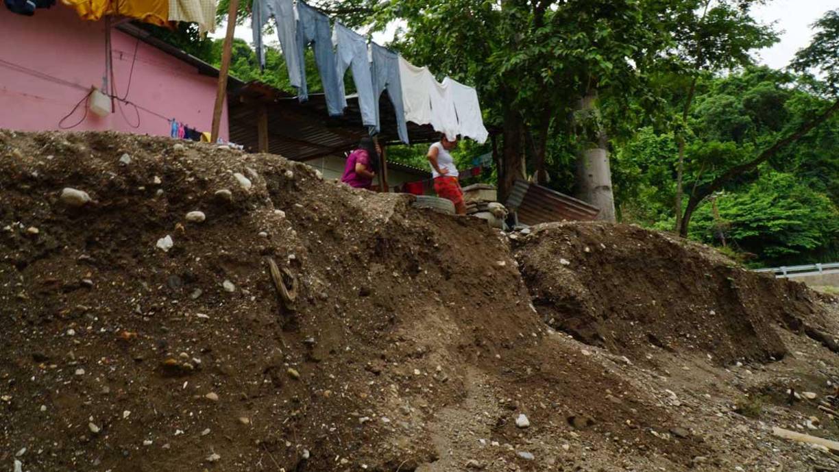 “Cuando llueve fuerte no dormimos, tenemos miedo”: vecina del valle de Sula vive en zozobra por los bordos