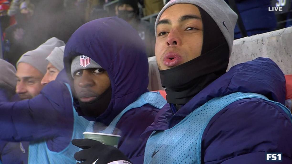Sergiño Dest mostrando como estaba el frío en el estadio Allianz Field, mientras tomaba una bebida caliente.