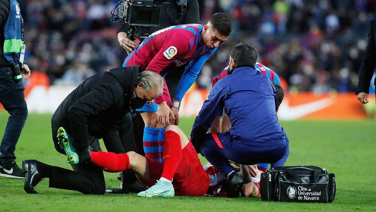 Jugadores del Barcelona, sobre todo Ferrán Torres, quien le hizo la falta, se preocuparon por el estadio de Daniel Wass.