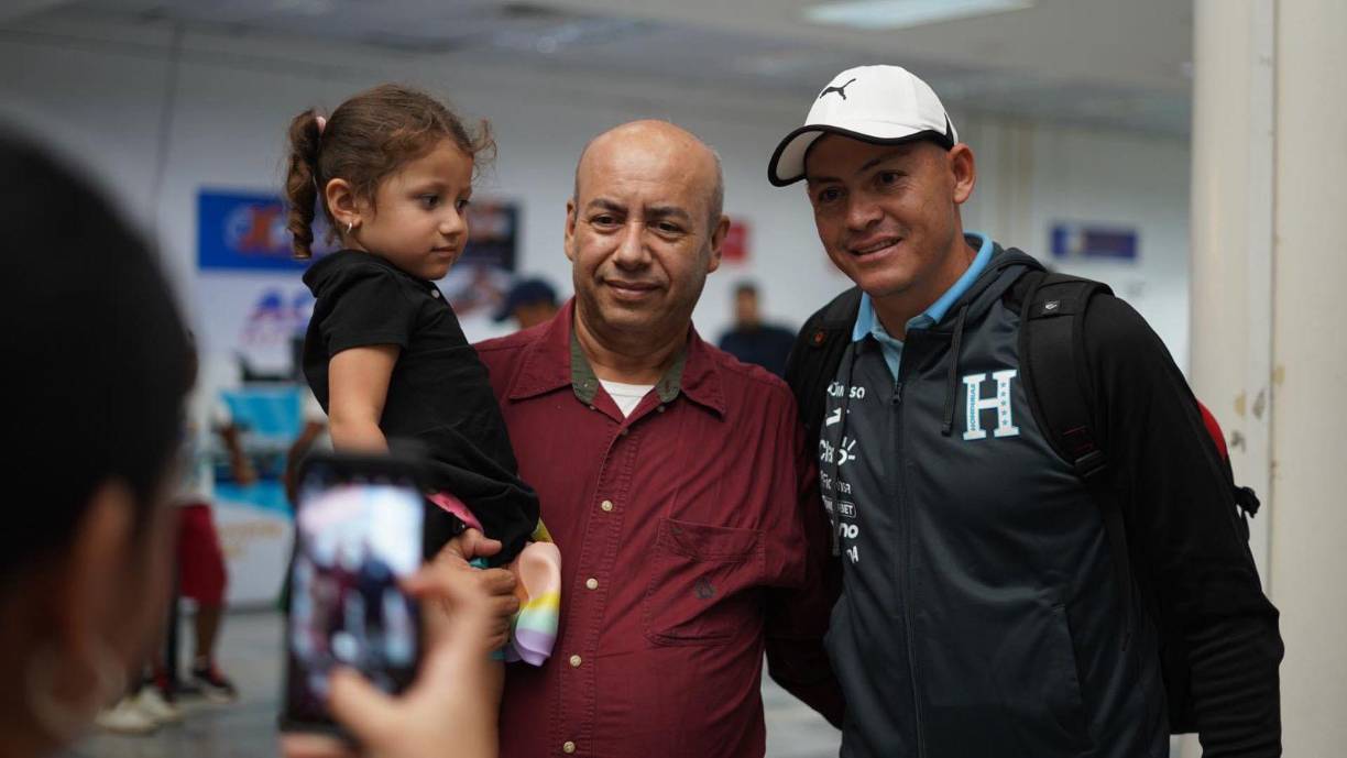 Chelito Martínez fue uno de los jugadores más esperados por las personas que estaban esperando a sus familiares que llegaron procedentes de Nueva York.