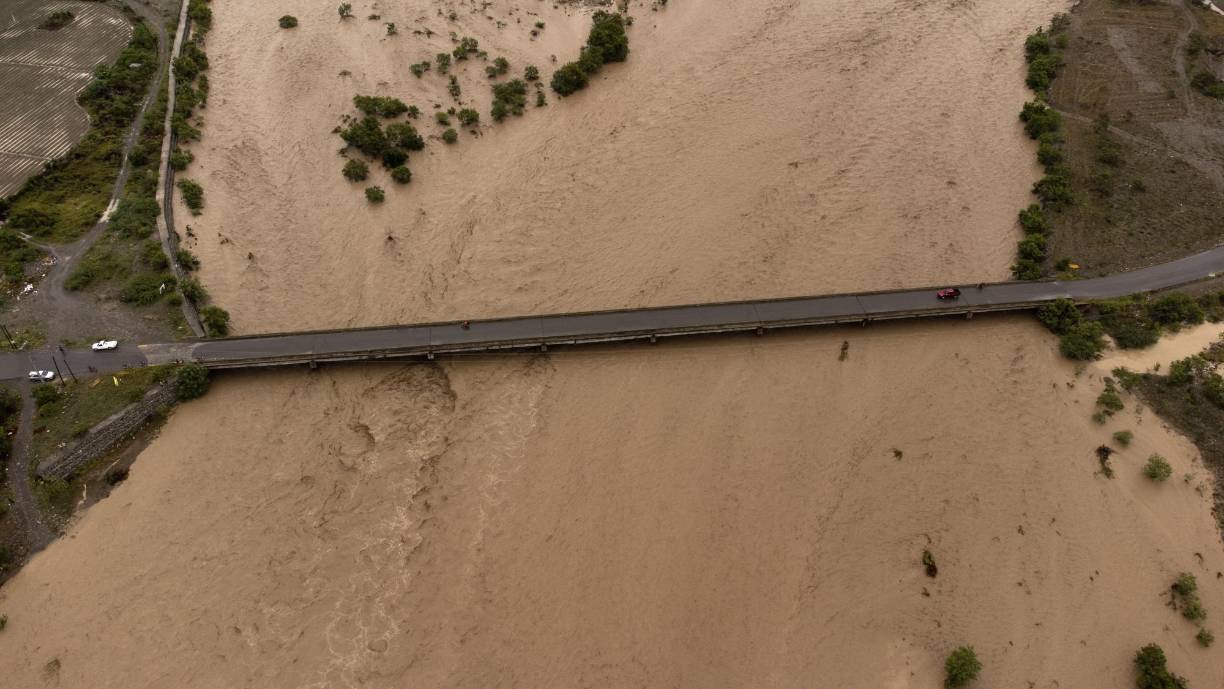 El mandatario dominicano considera que la situación es reflejo de los desequilibrios que causa el cambio climático. “Los que no crean en el cambio climático, empiecen a creer”, emplazó el gobernante, quien habló de daños “extensos y cuantiosos”, aunque sin adelantar cifras.