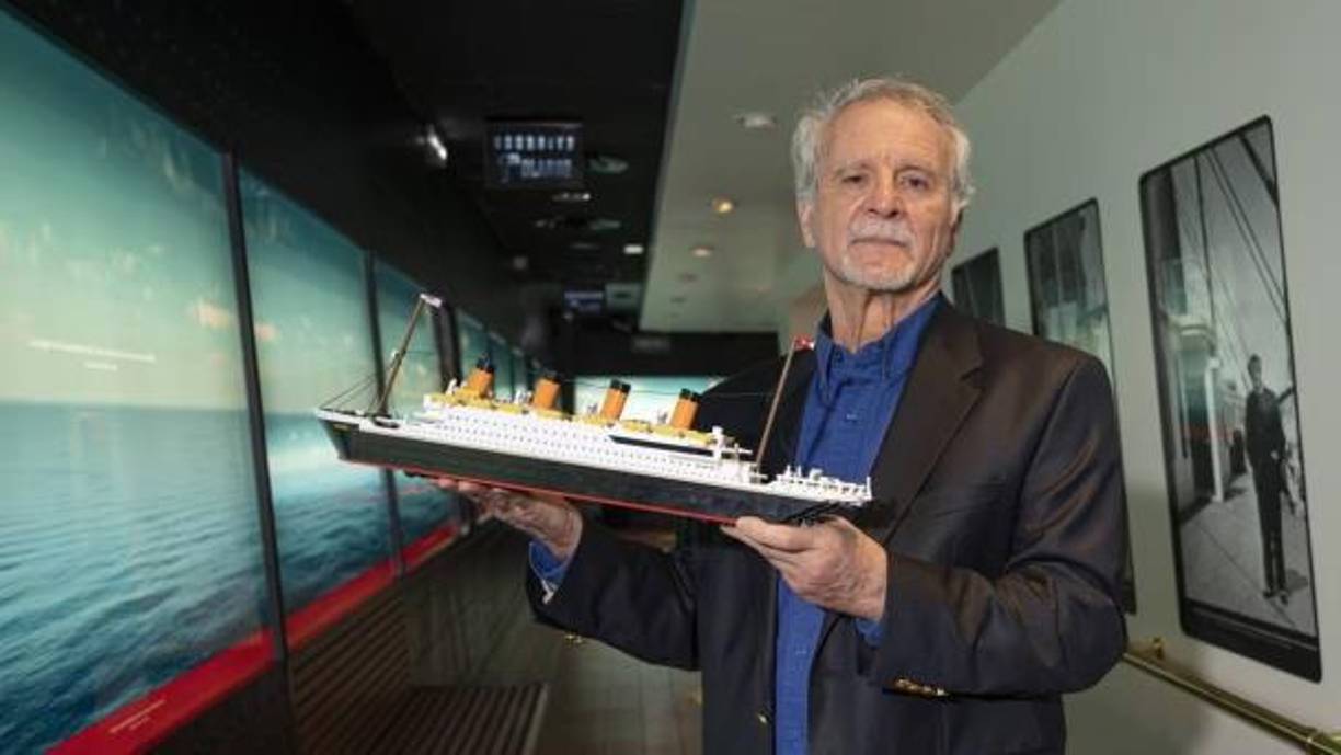 Paul-Henri Nargeolet. Es reconocido por su amplia experiencia en la exploración del Titanic, habiendo realizado más de 30 inmersiones al famoso barco desde la década de 1980. Como director de investigación submarina en RMS Titanic Inc., ha supervisado la recuperación de miles de artefactos del naufragio. Anteriormente, Nargeolet sirvió en la Armada francesa durante 22 años, alcanzando el rango de comandante.
