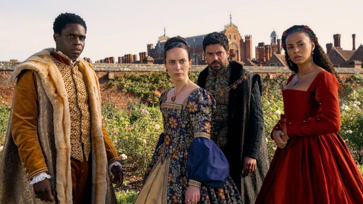 <b>‘MY LADY JANE’ (Prime Video)</b>Comedia romántica de ocho episodios que a partir del 27 de junio recrea la saga literaria superventas ‘My lady Jane’, escrita por Brodi Ashton, Cynthia Hand y Jodi Meadows, sobre el supuesto de que lady Jane Grey (interpretada por Emily Bader), reina de Inglaterra durante nueve días en 1553 y ejecutada al año siguiente, evita el hacha del verdugo y tiene una vida divertida y plena, llena de romance y aventuras.