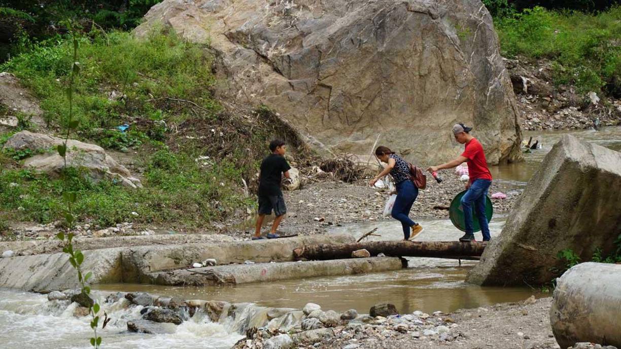 Los que tienen vehículo solo pueden hacerlo cuando el cauce está bajo y debe ser de doble tracción.