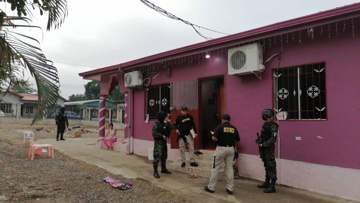 Aguilar fue acusado por los asesinatos de su suegra Marlen Anabel Luna y sus cuñados Edgardo Salomón Luna y Santos Ángela Alvarado, ocurridos el 8 de mayo de ese año en el barrio Santa Rosa de San Marcos, siendo sobreseído provisionalmente al no llegar el testigo. 