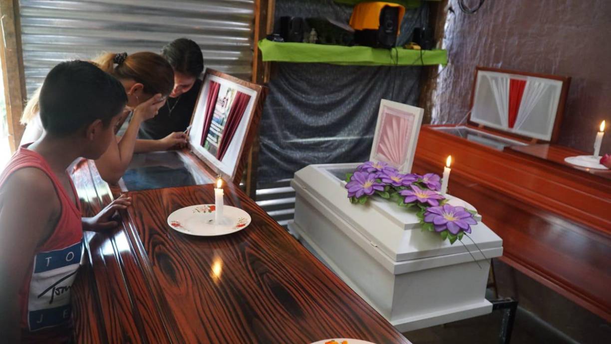 Mientras que la joven madre fue identificada como Mabelis Pineda, de 17 años de edad. 