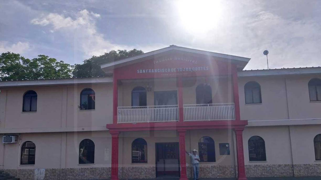 Atardecer frente al edificio municipal.