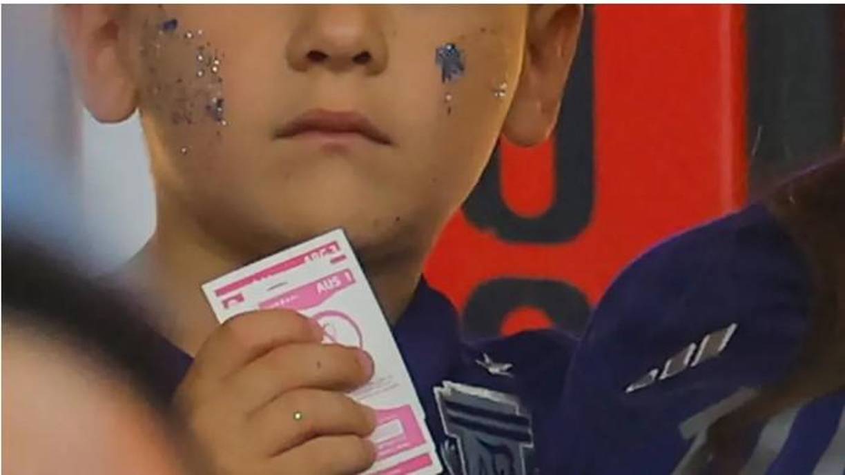 En las figuritas que Ciro porta en su mano se ven las dos figuritas de Argentina y Australia, rival de la Albiceleste este sábado en los octavos de final del Mundial de Qatar. Claramente se ve un 3-1 y los medios argentinos, que son conocidos por ser cabalistas, han hecho eco y ...