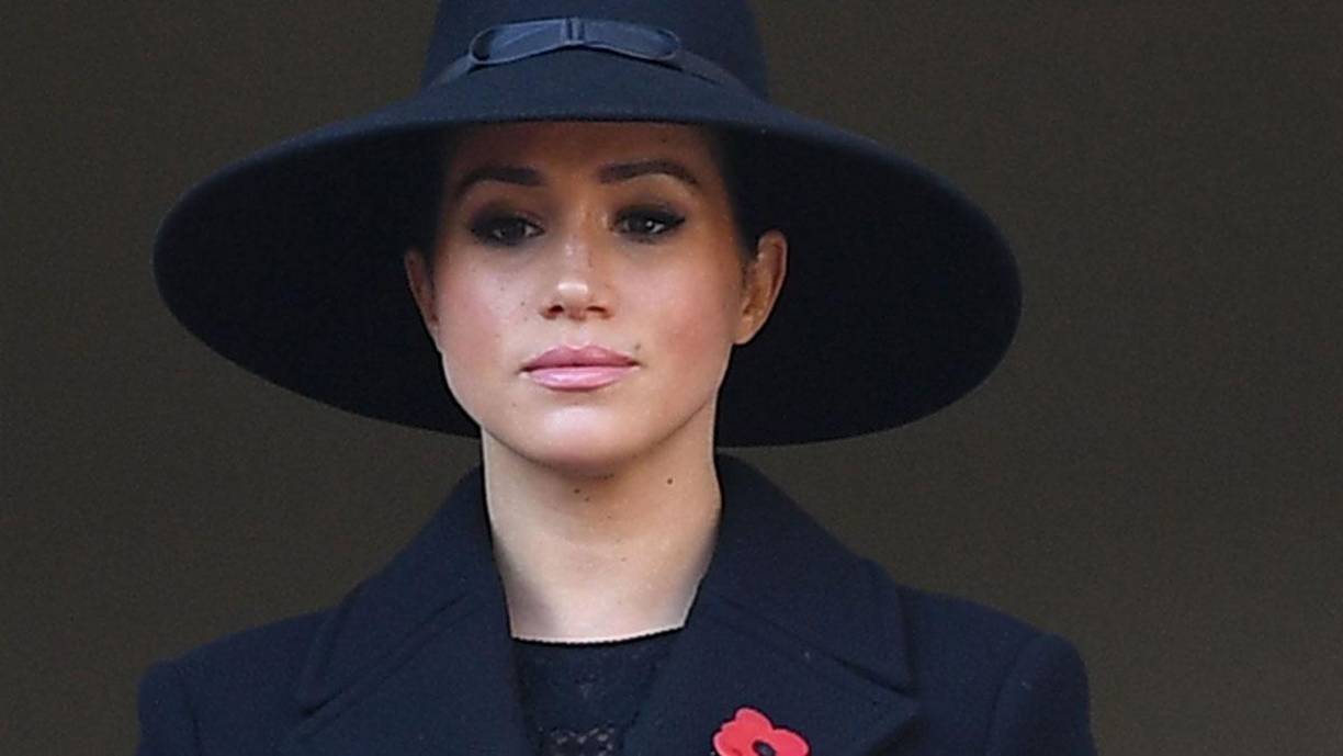 La esposa del príncipe Enrique, Meghan, permanecerá en California con sus hijos Lilibet y Archie, cuyo cuarto cumpleaños coincide con el día de la coronación. La mayoría de los duques británicos. Estos solían asistir vestidos con togas de coronación y coronas, pero se vieron afectados por el deseo de Carlos III de que la lista de invitados fuera “meritocrática y no aristocrática”. El duque de Rutland expresó su decepción al diario Daily Mail. Fueron “familias como la mía quienes apoyaron a la familia real durante más de 1.000 años”, afirmó.