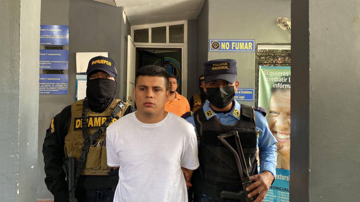 El segundo detenido en esta operación es alias “El Has, 26 años, originario y residente de la zona de Chamelcón. miembro activo de la MS-13, tiene aproximadamente 5 años de pertenecer a dicha estructura, actualmente con el rango de gatillero, siendo también el encargado de la venta y distribución de droga en la colonia Lempira, sector Chamelecón de San Pedro Sula.
