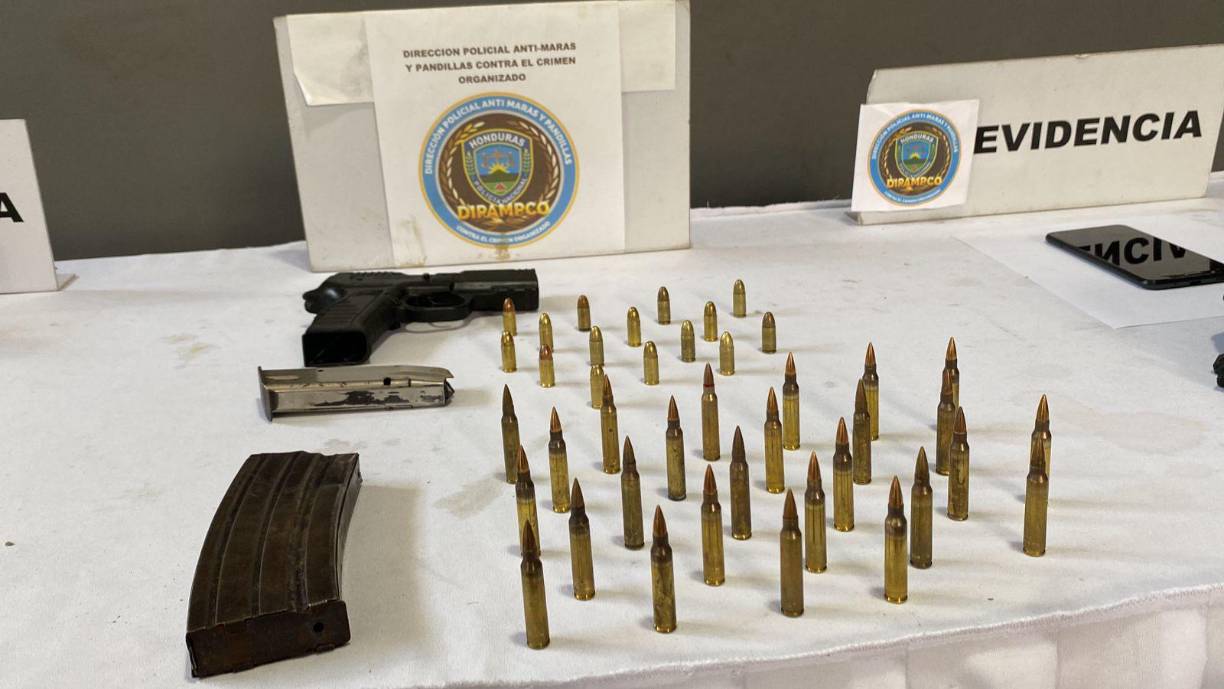 La Dirección Policial Anti Maras y Pandillas Contra el Crimen Organizado (DIPAMPCO) los presentó con los alias “El Luny”, y alias “El Has”, gatilleros de la Mara MS-13.