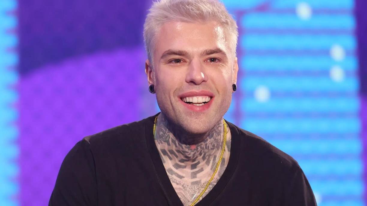Fedez ingirió un sedante y una botella de alcohol para acabar con su vida, pero en ese momento le mando un mensaje a Fabrizio Corona en el que le pedía que se lo leyese a sus hijos si llegaba a fallecer. De modo, que gracias a este mensaje y la intervención médica se evitó una tragedia.