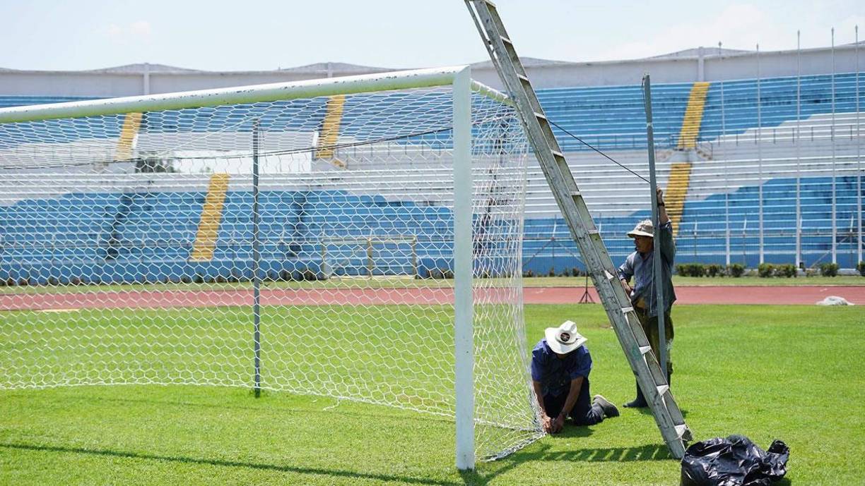 Los encargados del mantenimiento del escenario deportivo empezaron a dejar listo todo para el día del partido.