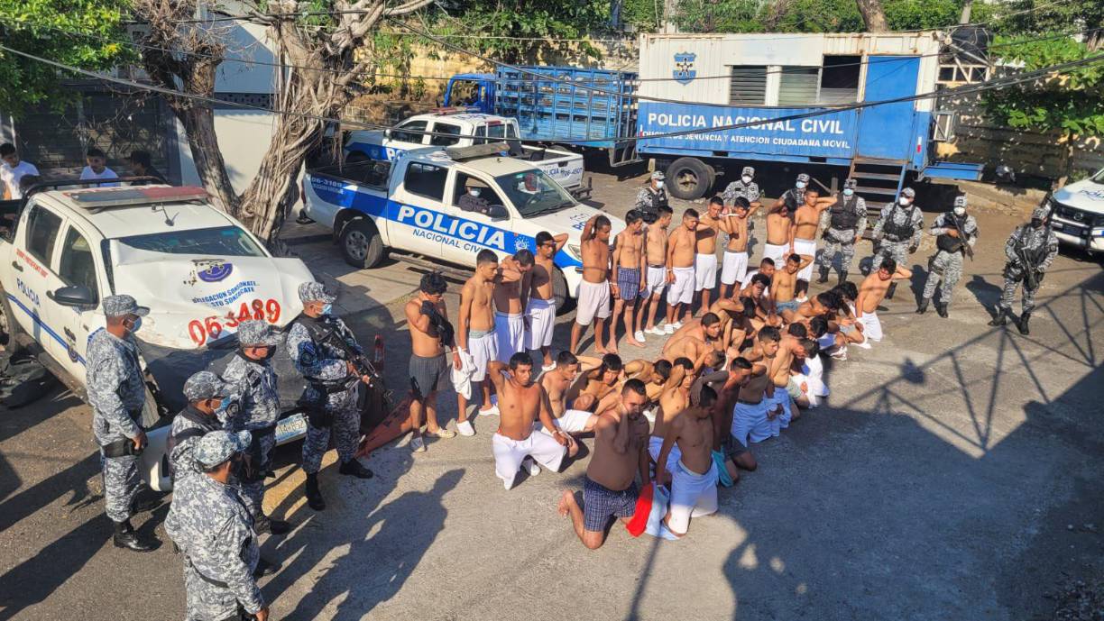 El régimen de excepción restringe las libertades civiles y amplía los poderes de la policía y el ejército en el control del orden público.