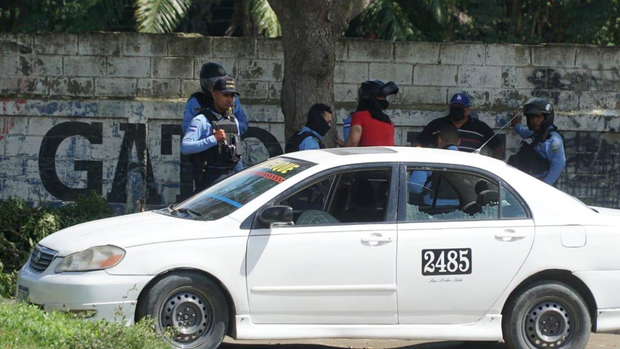 El cuerpo del conductor, identificado como Geovany Alvarado (54), quedó en el asiento del piloto, ensangrentado.