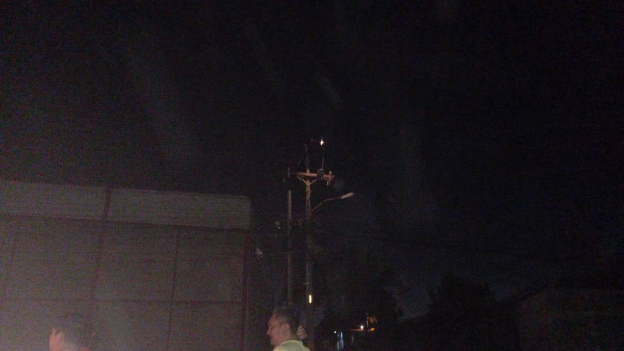 El conductor salió ileso y se quejó de la falta de alumbrado en la zona.