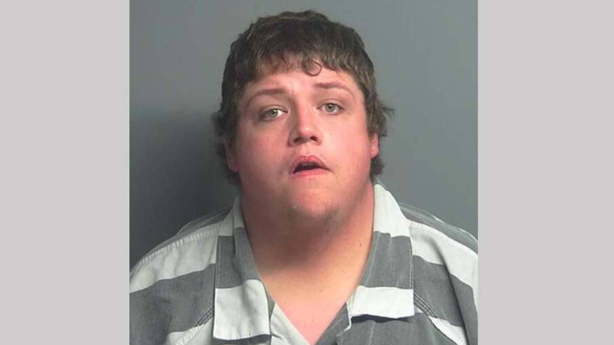 Aaron James Dickey es acusado de indecencia contra un niño con contacto sexual. 