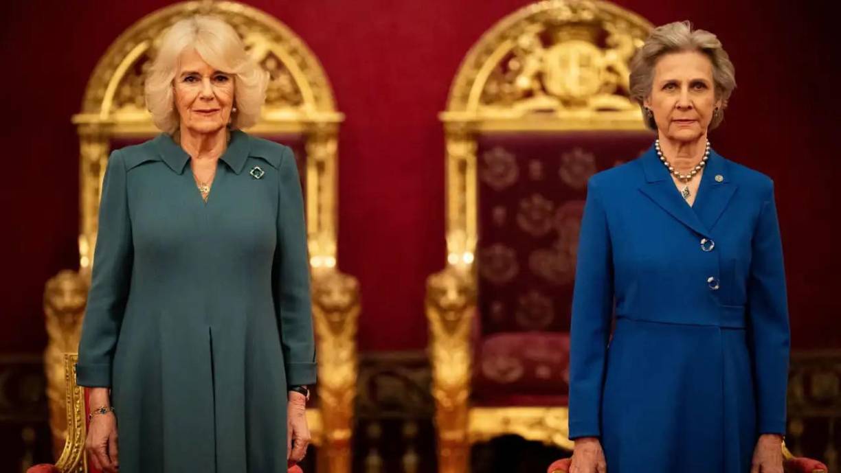 ¡Días difíciles para la reina Camilla! La monarca ha tenido que suspender sus compromisos oficiales esta semana debido a problemas de salud. Un portavoz del Palacio de Buckingham confirmó que “Su majestad se encuentra actualmente indispuesta debido a una infección en el pecho”. Esta afección la mantendrá alejada de sus funciones hasta nuevo aviso, mientras recibe el cuidado necesario para su pronta recuperación. 
