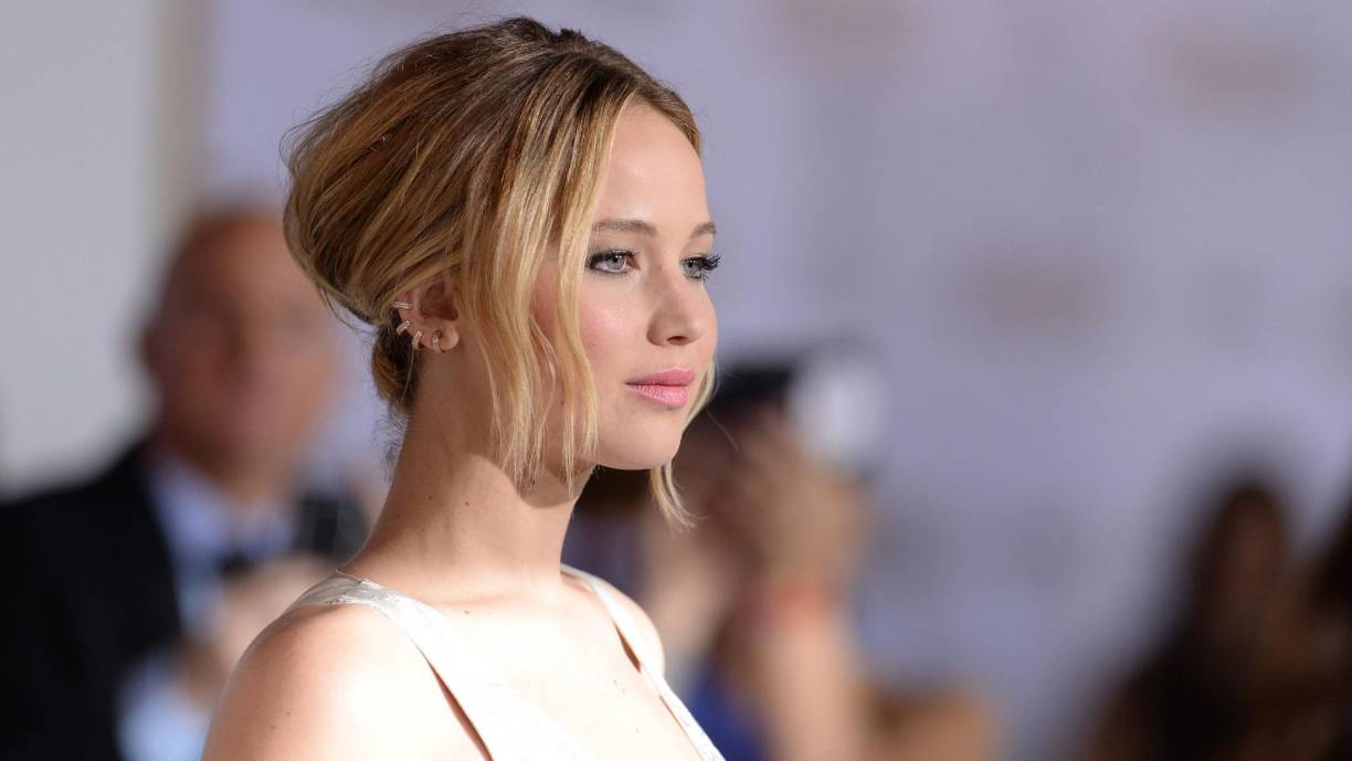 Jennifer Lawrence también estaba interesada en hablar con Vogue sobre sus preocupaciones de criar a un hijo en Estados Unidos y hablar sobre la violencia armada en las escuelas. “Estoy criando a un niño pequeño que algún día irá a la escuela. Las armas son la principal causa de muerte de niños en los Estados Unidos. Y la gente sigue votando por políticos que reciben dinero de la NRA”, explicó.