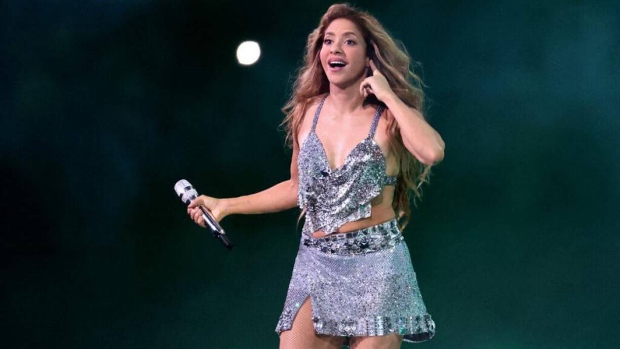 De acuerdo con la artista colombiana, ella y su equipo de trabajo han tenido que viajar a México por motivos de trabajo, ya que preparan los últimos detalles de su gira mundial y en Miami no encontraron un espacio ideal para llevar a cabo los ensayos.