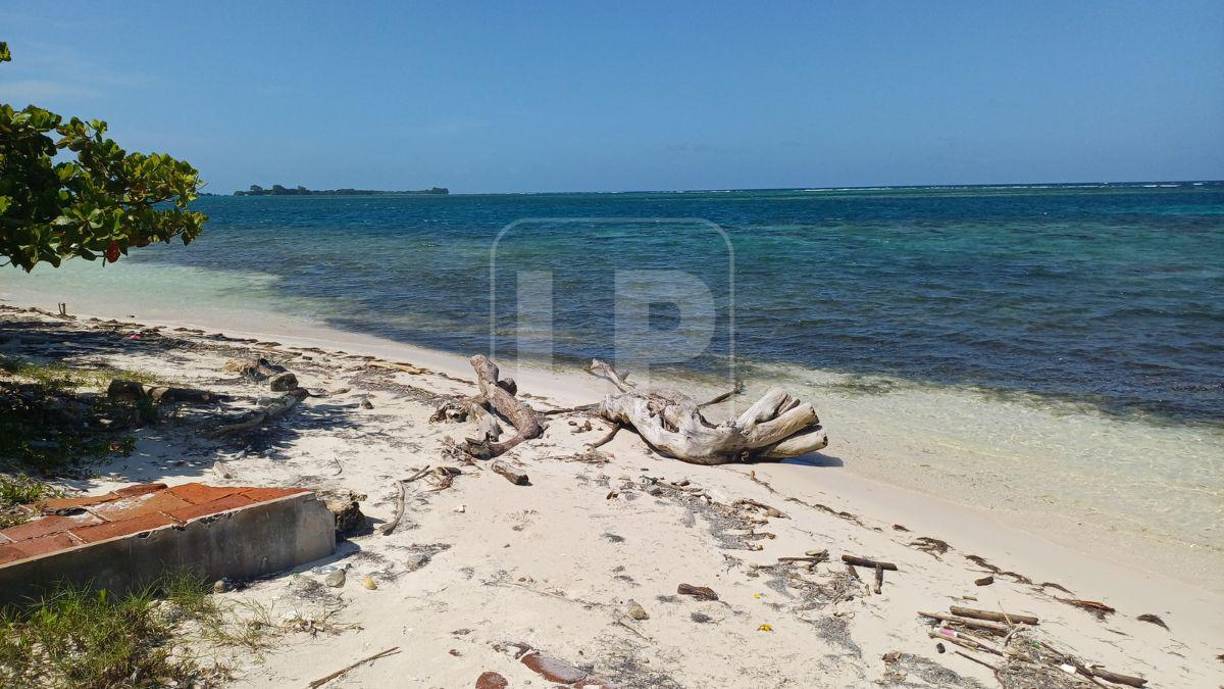 Otra playa del cayo Nicolás. Es solitaria y poco visitada por los turistas que llegan al cayo a pasar el día. En otros años, esa parte del cayo tenía un desarrollo turístico que ahora está abandonado.